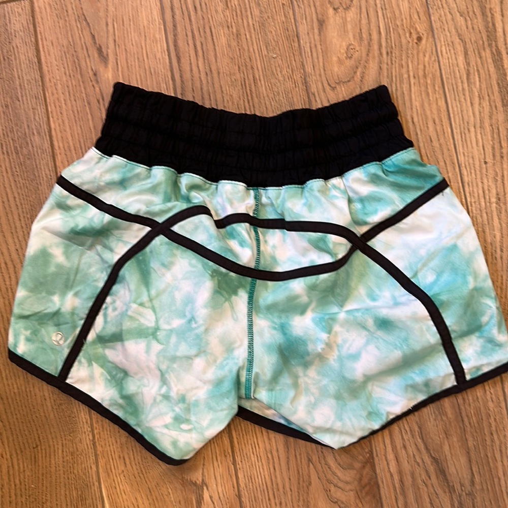 Lululemon Tracker Mid Rise Shorts - Picture 2 of 4